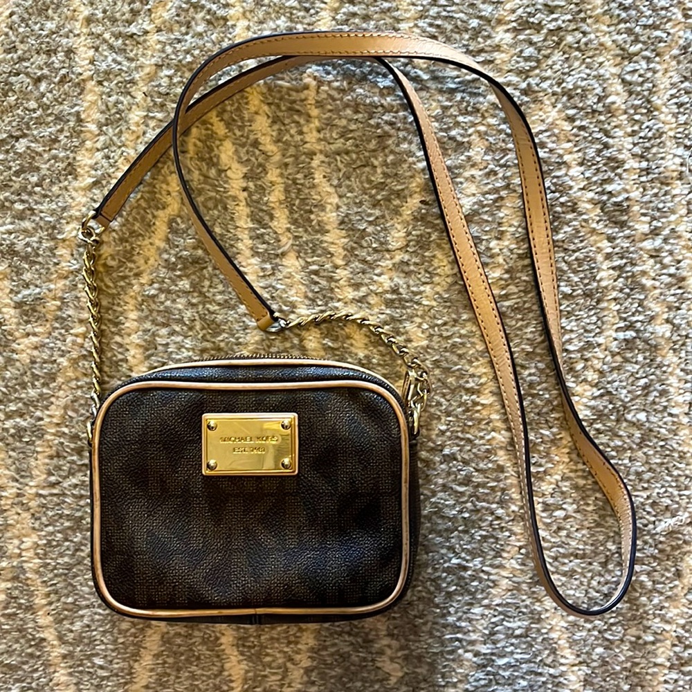 Small Michael kors crossbody bag.